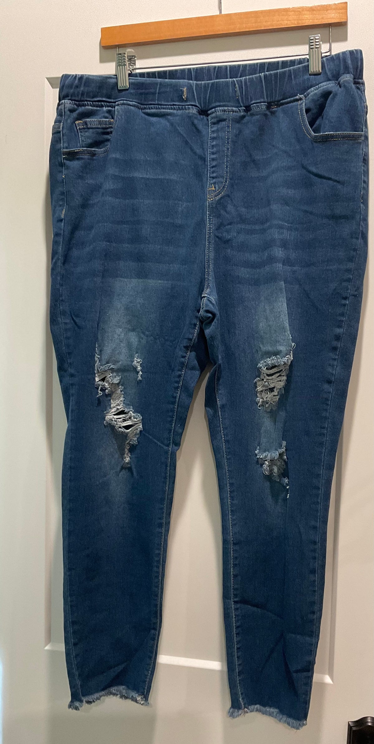 Distressed Pull-On Skinny Jeans